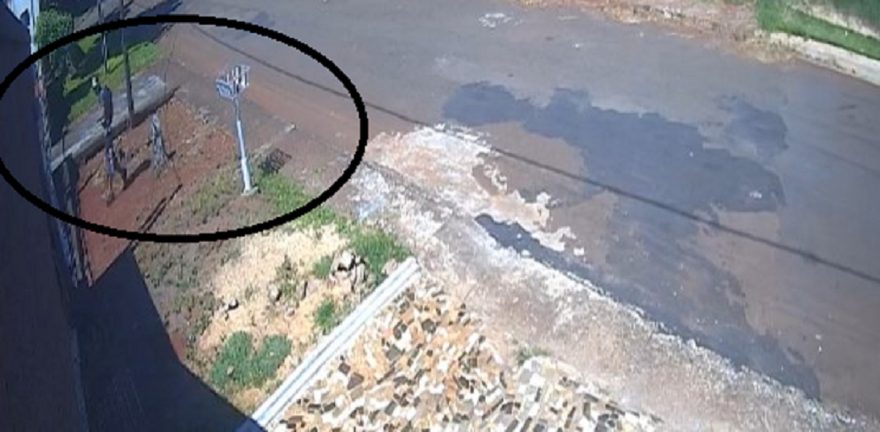 Imagens mostram homem pulando o muro para furtar residência no Clarito