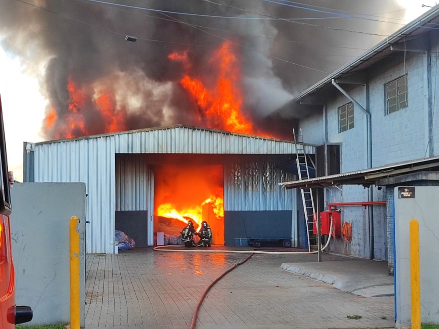 Bombeiros de Cascavel são mobilizados a incêndio em fábrica de colchões em Toledo