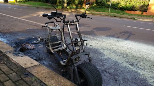 Moto elétrica é consumida por chamas no Centro