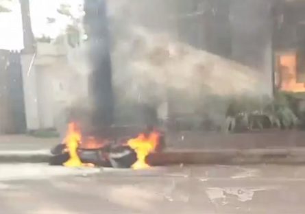 Vídeo mostra motocicleta elétrica pegando fogo no Centro de Cascavel