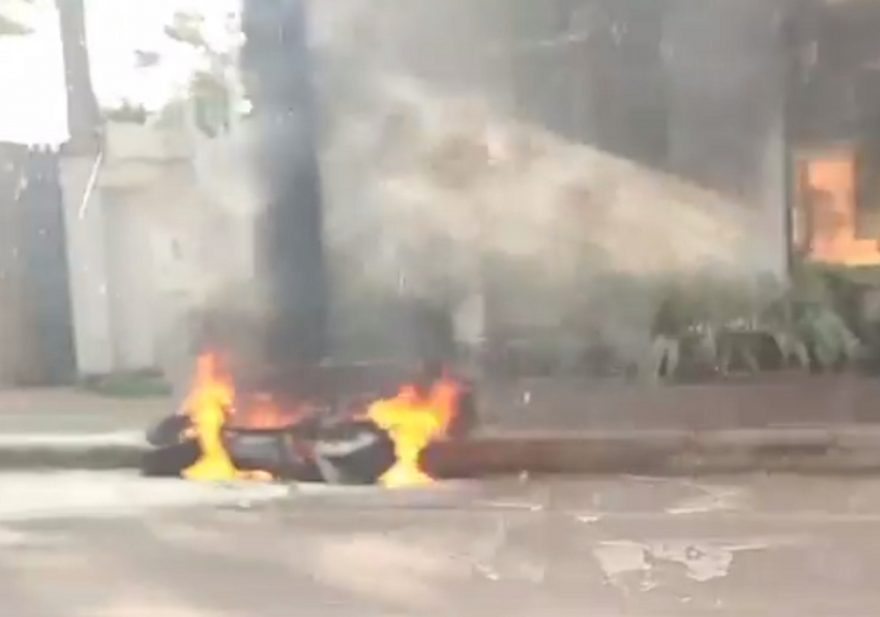 Vídeo mostra motocicleta elétrica pegando fogo no Centro de Cascavel