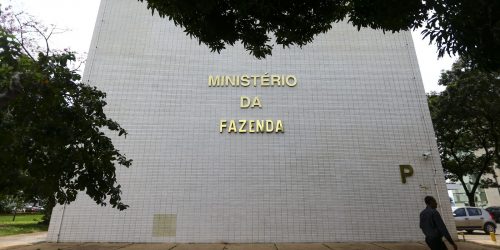 Imagem referente a Fazenda nega criação de imposto para pequenas compras online