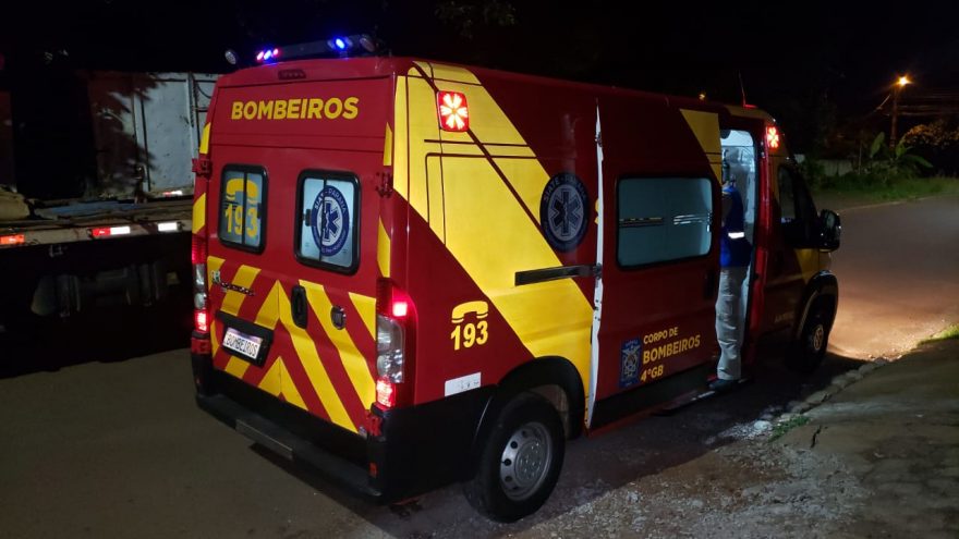 Homem sofre corte em crânio após cair na rua no Santos Dumont