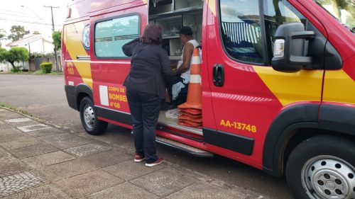 Idoso tropeça em tampa de bueiro, cai e bate a cabeça no Maria Luiza