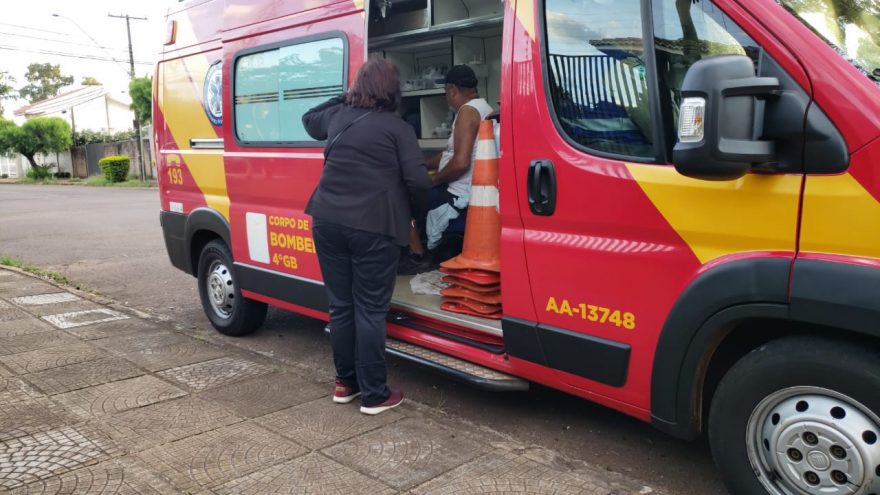 Idoso tropeça em tampa de bueiro, cai e bate a cabeça no Maria Luiza