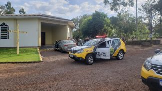 Homem é encontrado morto dentro de carro em frente à igreja no Country