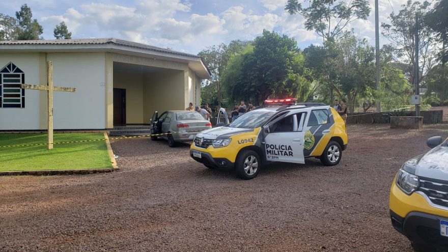 Homem é encontrado morto dentro de carro em frente à igreja no Country