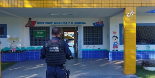 Para os guardas, garantir a segurança das crianças nas escolas é uma missão