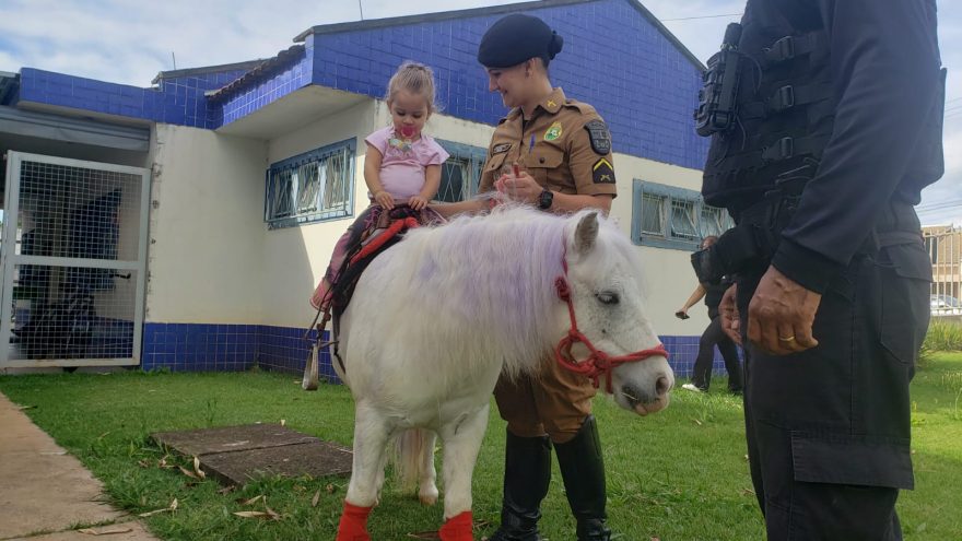 Em tempos de insegurança nas escolas, PM se aproxima dos pequenos e traz bons momentos com a Cavalaria