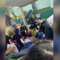 Imagem referente a Imagens mostram adolescentes sendo socorridos no Colégio Estadual Cívico-Militar Olivo Fracaro