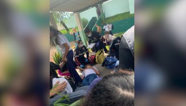 Imagem referente a Imagens mostram adolescentes sendo socorridos no Colégio Estadual Cívico-Militar Olivo Fracaro