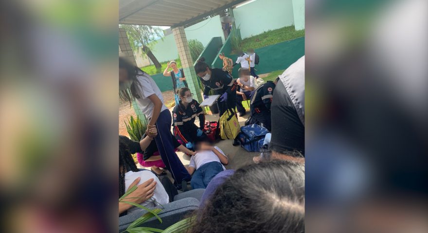 Imagens mostram adolescentes sendo socorridos no Colégio Estadual Cívico-Militar Olivo Fracaro