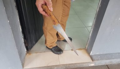 Imagem referente a Após briga e confusão em colégio, PM encontra faca na mochila de adolescente