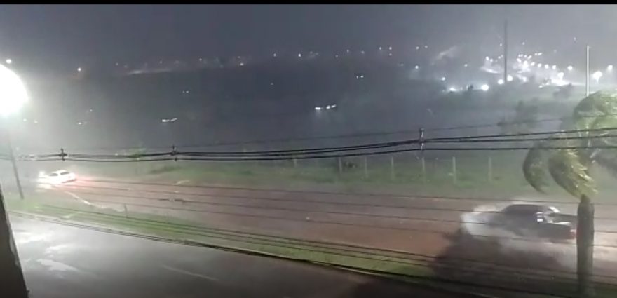 Cascavelenses enfrentam temporal neste início de noite