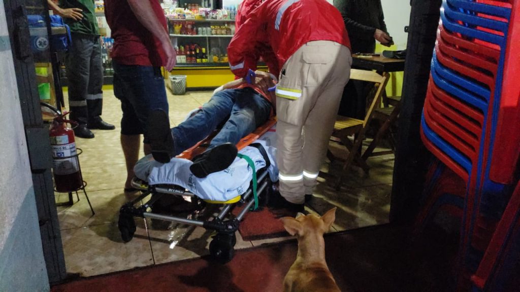 Idoso sofre tontura ao se levantar de cadeira, cai e fica ferido