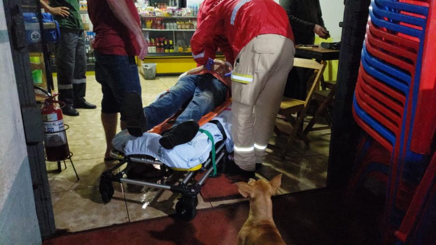 Idoso sofre tontura ao se levantar de cadeira, cai e fica ferido