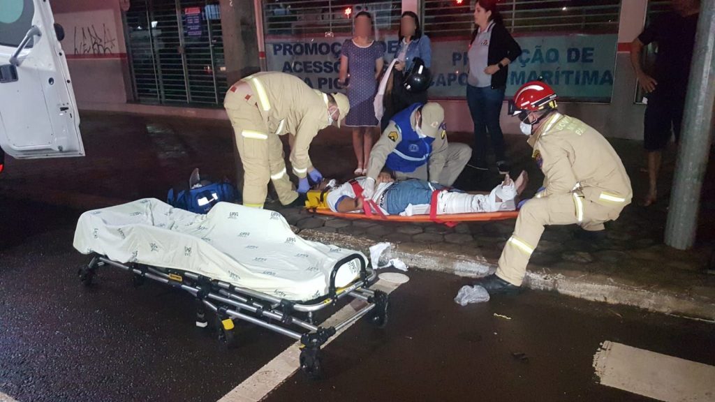Motociclista fratura perna em acidente no Centro; condutor do carro envolvido fugiu à pé