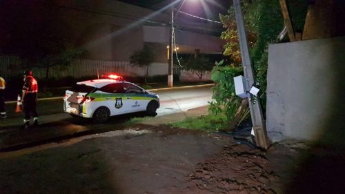 Caminhão arranca poste e deixa fios pendurados na Rua Francisco Bartinik