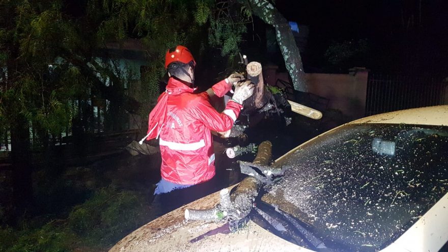 Bombeiros orientam sobre destelhamentos após temporal em Cascavel