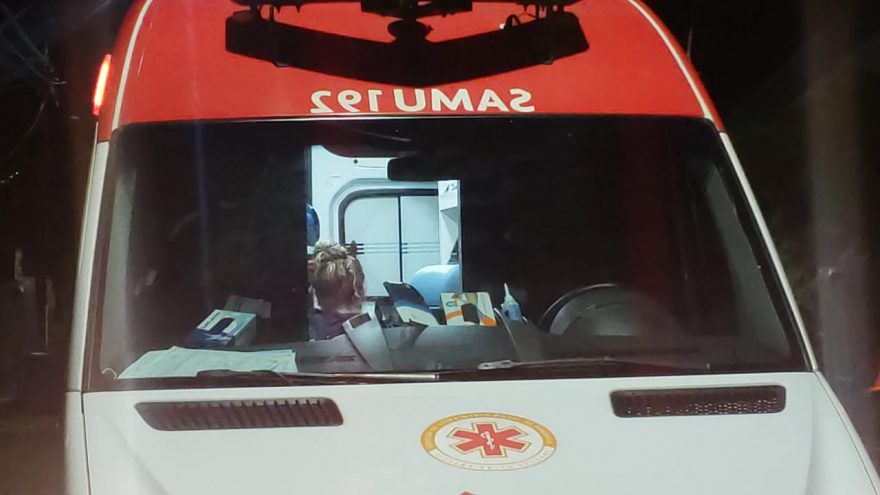 Mulher é socorrida pelo Samu em residência na Rua Paraná