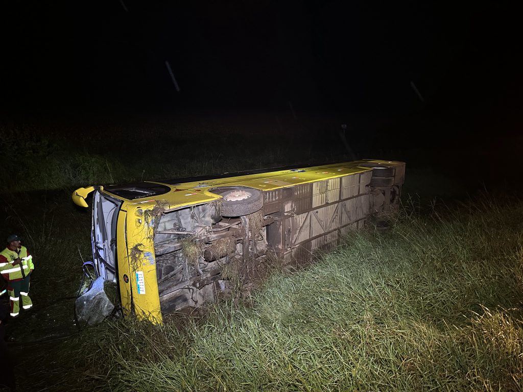 Ônibus com 18 passageiros tomba na BR-277 em Guarapuava