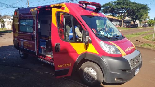 Jovem fica ferido após colisão entre carro e moto no Santa Cruz