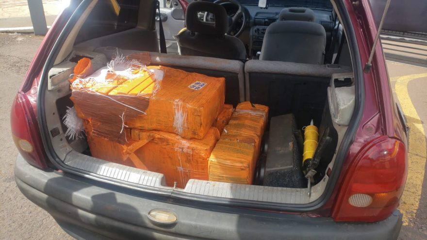 Com 90 quilos de maconha, Corsa é apreendido pela PRF na BR-277