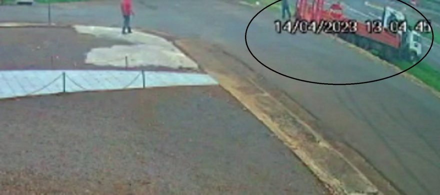 Veja o momento em que caminhão atravessa a marginal e fica preso no canteiro da BR-277
