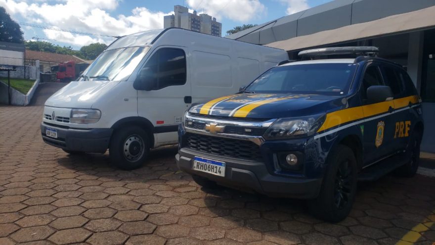 PRF apreende mais de 100 kg de maconha escondidos em uma van