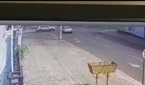 Vídeo mostra Toyota RAV4 capotando após colisão com C4