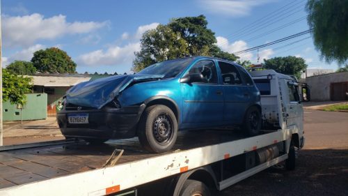 Após bater em BMW, homem deixa carro na calçada e ao retornar encontra Corsa vandalizado e com equipamentos furtados