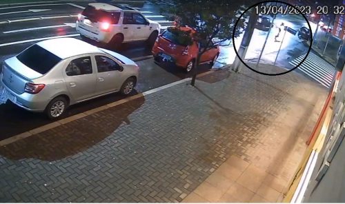 Imagens impressionantes mostram acidente em que motociclista ficou ferido na Avenida Brasil