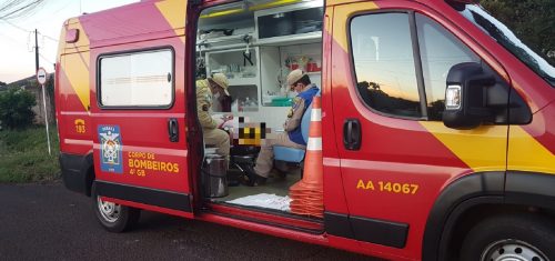 Mulher fica ferida em acidente entre carro e moto no Periolo