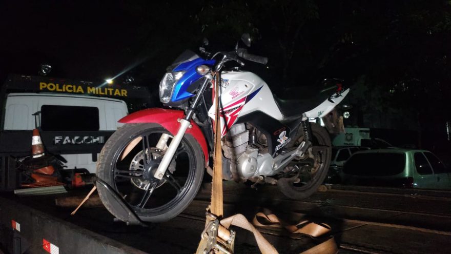 Jovem empina moto na frente da viatura e tenta fugir, mas acaba detido