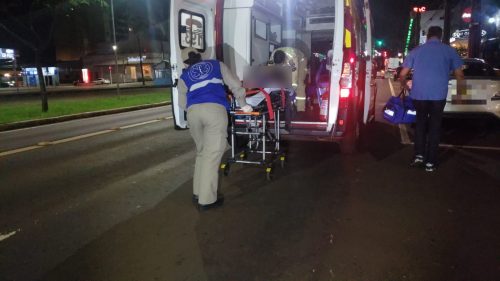 Criança cai andando de skate dentro de casa no Centro