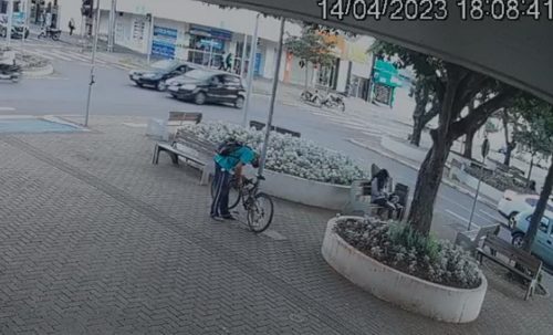 Imagens mostram homem furtando bicicleta no Centro; ele “trocou” o veículo e furtou outro momentos depois