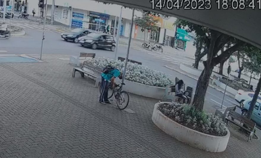 Imagens mostram homem furtando bicicleta no Centro; ele “trocou” o veículo e furtou outro momentos depois