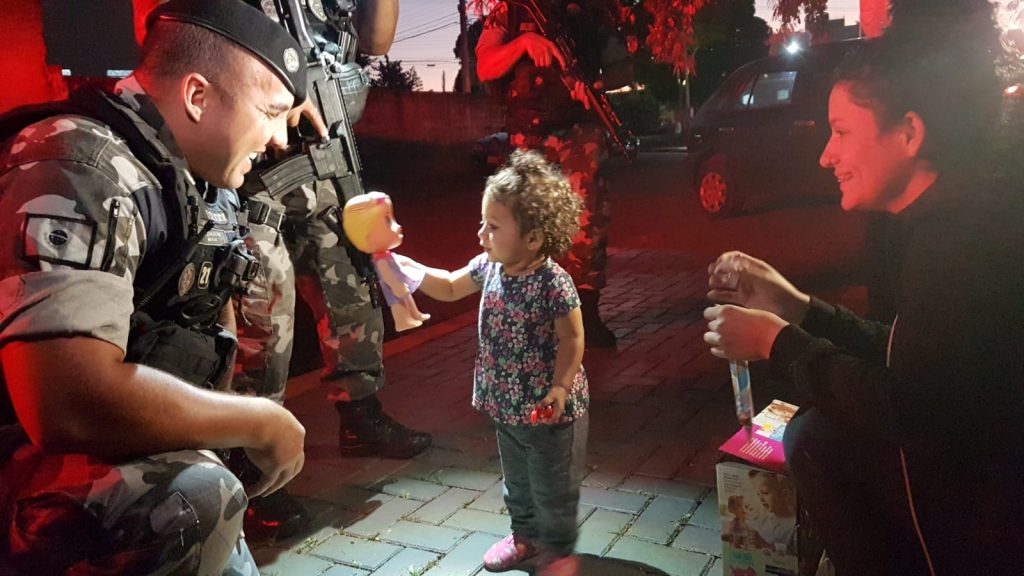 Equipe policial e menininha se reencontram após salvamento