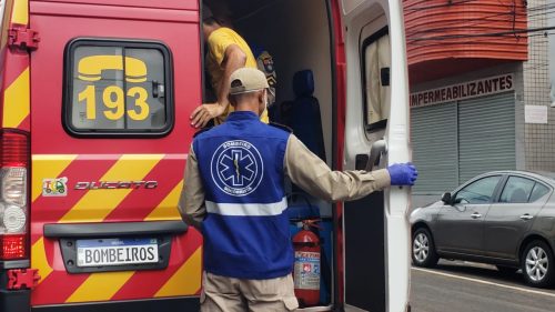 Homem sofre ferimento na perna ao manusear serra no Centro