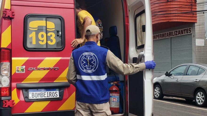 Homem sofre ferimento na perna ao manusear serra no Centro