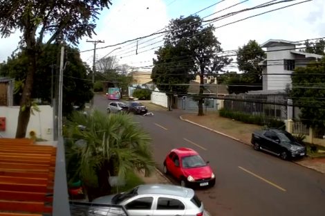 Vídeo: Após forte colisão, HRV invade calçada e bate contra muro