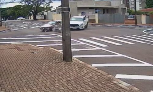 Câmera registra fortíssima colisão entre caminhonete e carro no Centro