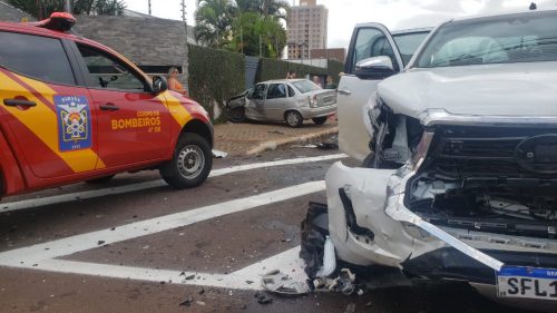 Hilux e Corsa se envolvem em grave colisão na Região Central