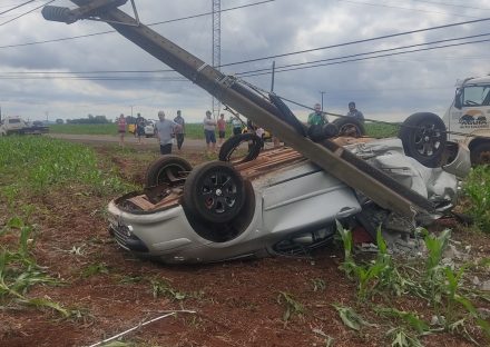 Carro com placas de Cascavel se envolve em grave acidente enquanto fugia da Polícia na PR-495