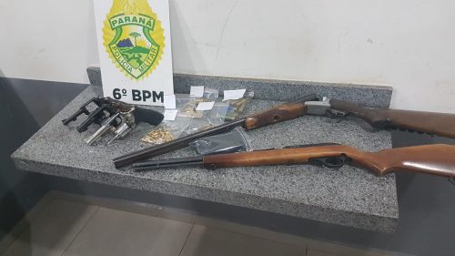 Dupla é detida com diversas armas de fogo em ação da Polícia Militar