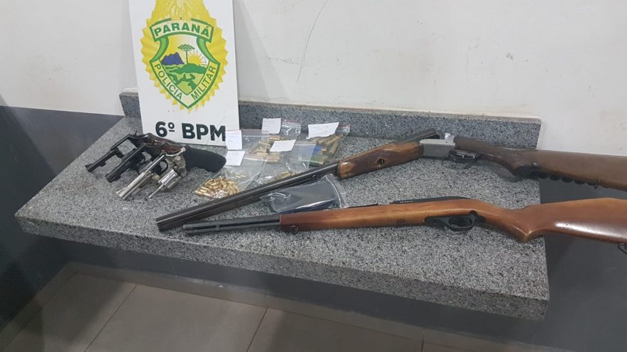 Dupla é detida com diversas armas de fogo em ação da Polícia Militar