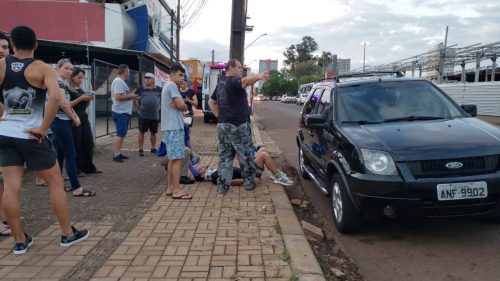 Jovem fica ferido após colisão com Civic na Rua Presidente Juscelino Kubitschek