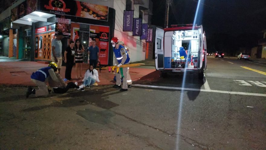Mulheres ficam feridas após colisão entre moto e carro na Rua Jacarezinho