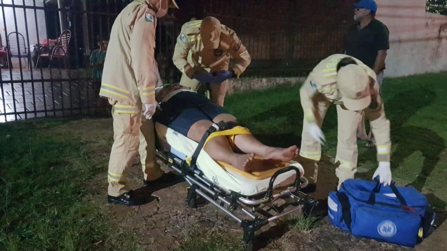 Mulher de 51 anos é socorrida pelo Siate após ser agredida pelo próprio filho