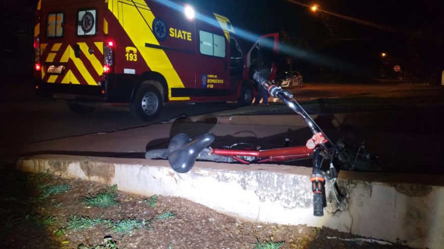 Motorista foge após bater contra ciclista no Santa Felicidade